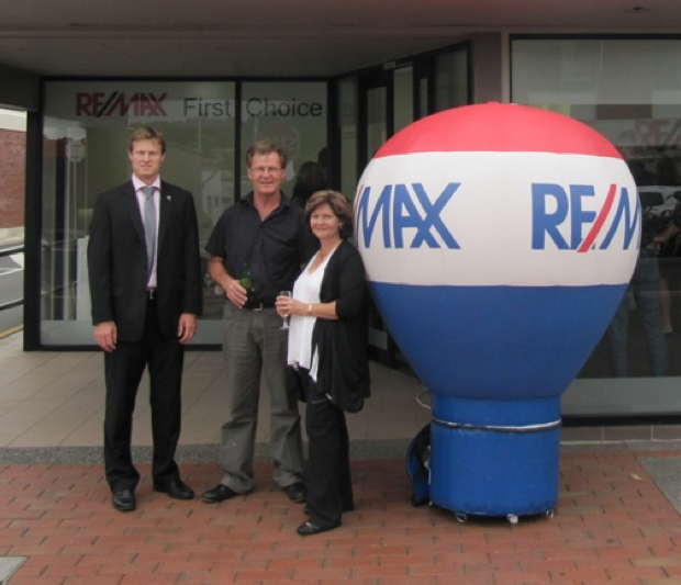 Chris “the cleaner” Chapman [far left in the twenty buck shoes].  RE/MAX “First Choice” with criminal real estate agents.  LF is informed that Chris qualified as an accountant, which helps with laundering the criminal proceeds that the likes of Aaron Drever provide.